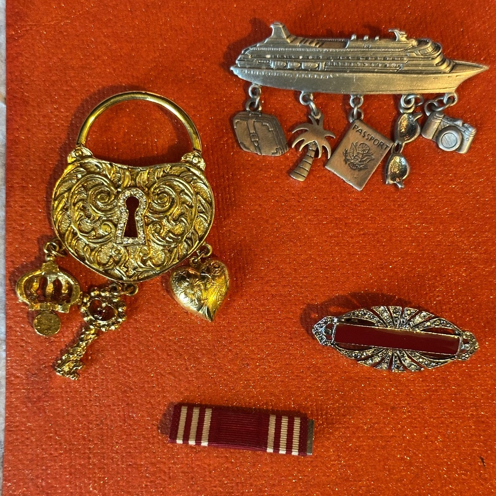 Set of 4 vintage brooches
